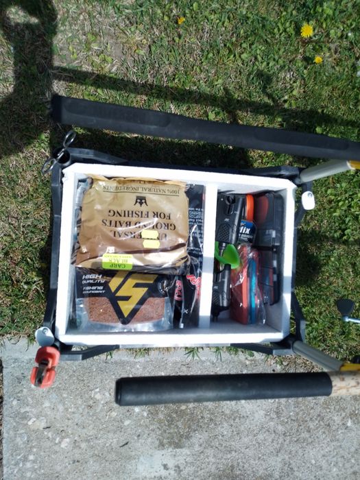 Стойка за фидери със кутий от стериопор за съхранение на захранки и монтажи.