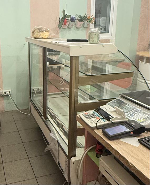 Vitrina prajituri 1,4 m cu 4 rafturi