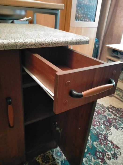 Кухонный напольный стол