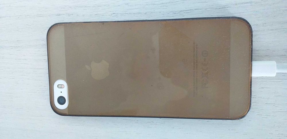 Телефон iphone в перфектно работещ само с леко чукнато стъкло-120лв.