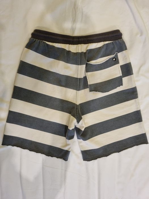 Продавам бермуди на фирмата Зара