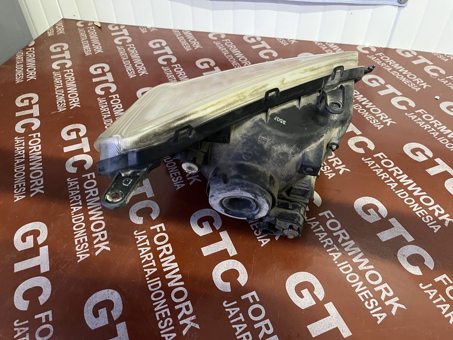 Ляв и десен фар Toyota Rav4 XA20 (2000-2005)