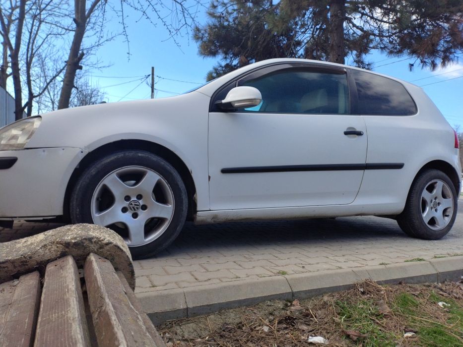 Golf 5 1.9 tdi de reparat sau dezmembrări