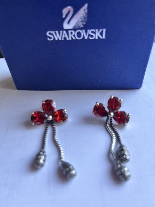 колье и серьги с красными кристаллами.