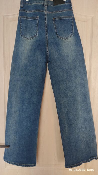 Джинсы со стразами 27р