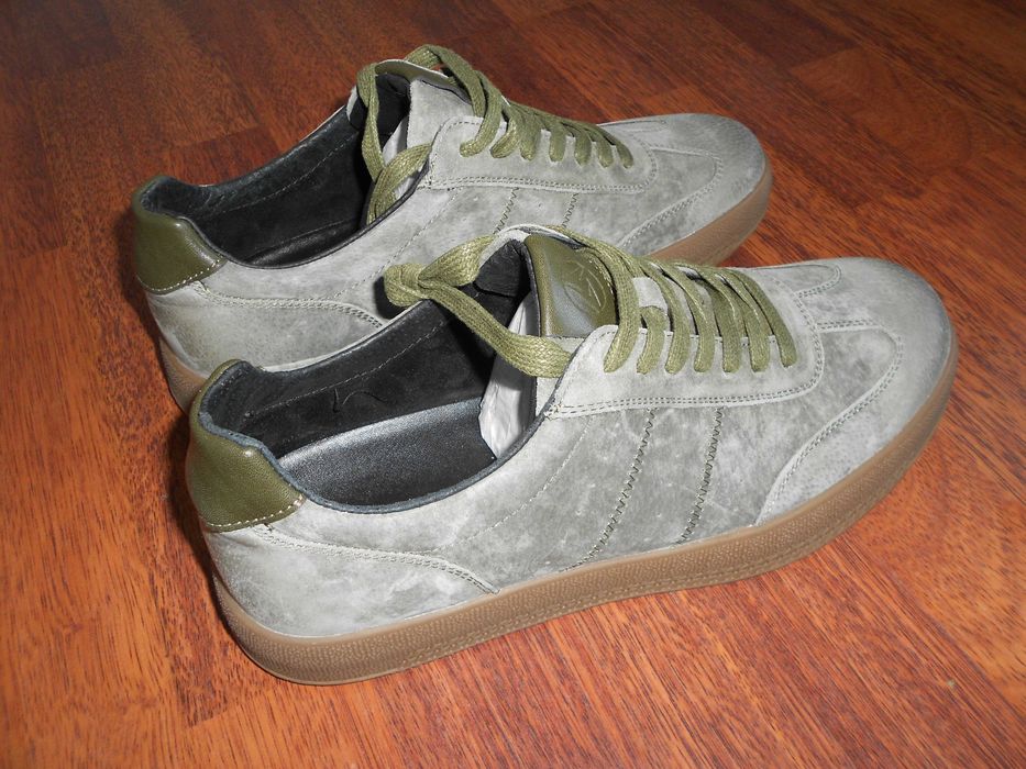 кроссовки продам