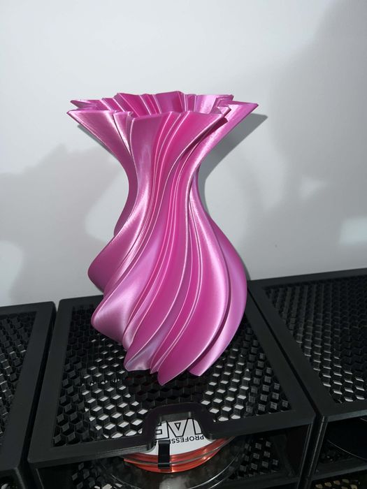 Vaza roz satinat model spiralat