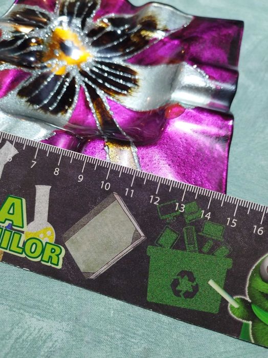 Scrumiera patrata din sticla cu floare violet! Noua fara eticheta!15cm