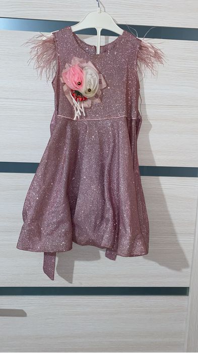 Платье нарядное в отличном качестве