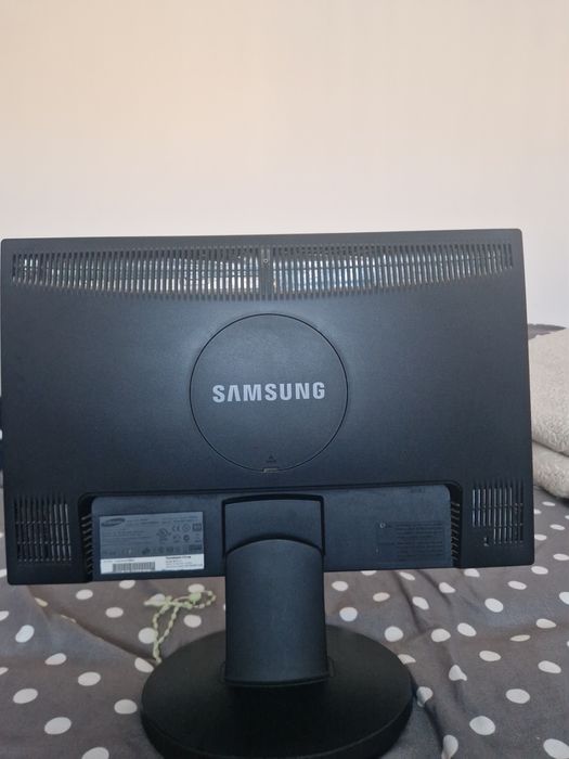 Vând Monitor funcțional fără unitate și cablu de încărcare...