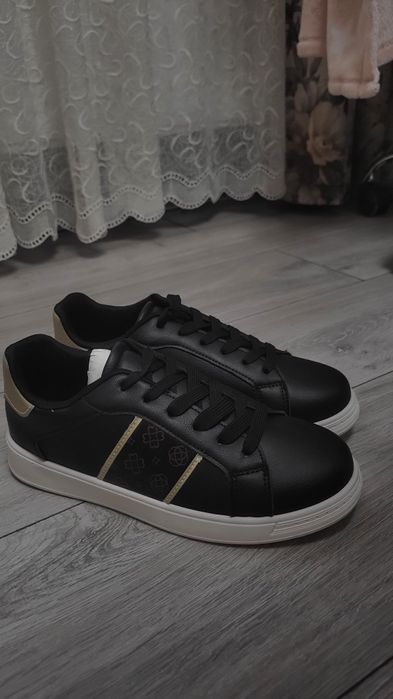 Adidași noi Graceland