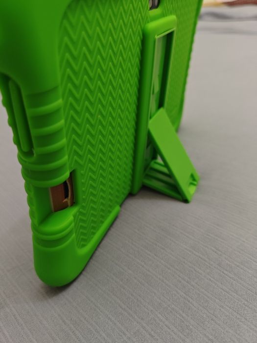 Планшет детский с симкой в силиконовом чехле