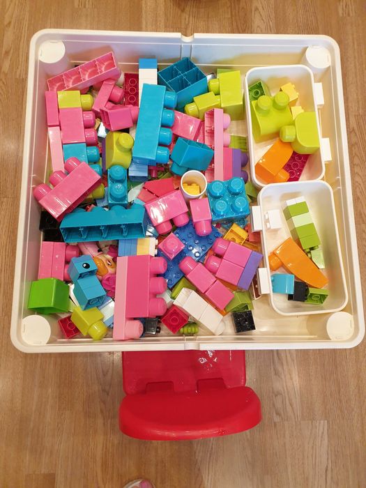Masuta cu scaun si piese Lego pentru fetite sau băieți ieftină