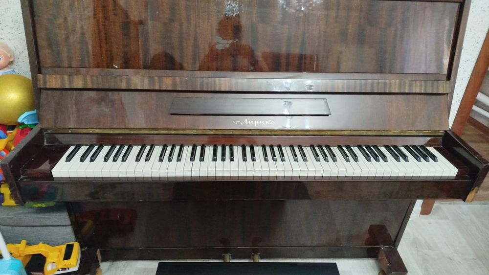 Продаётся пианино "Лирика"