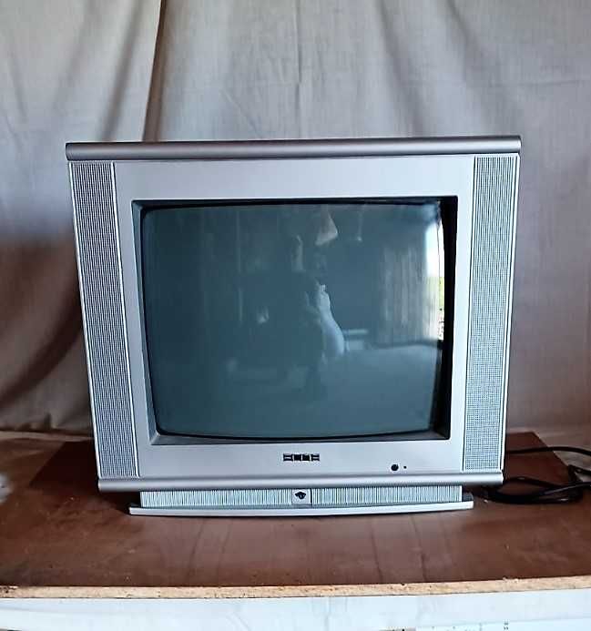 Чисто нов малък телевизор