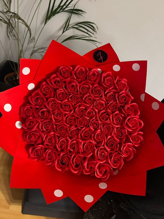 buchet 201 trandafiri sapun imperiali sclipici cu initiala si stitch