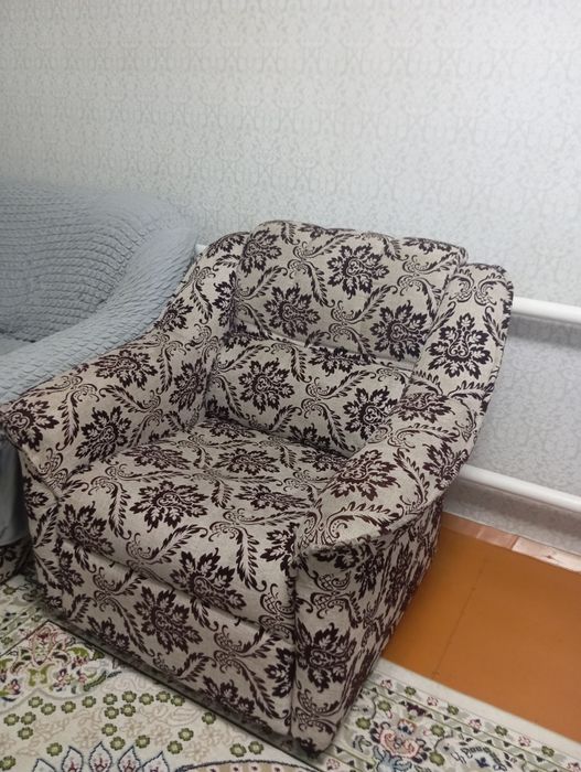 Диван с креслом оба с чехлом