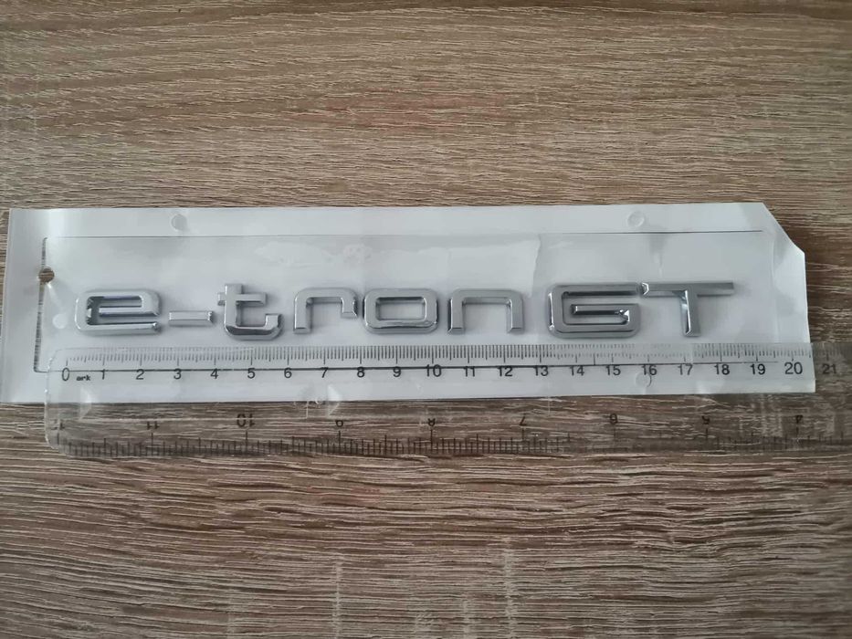 Audi e-tron GT сребрист гланц емблема