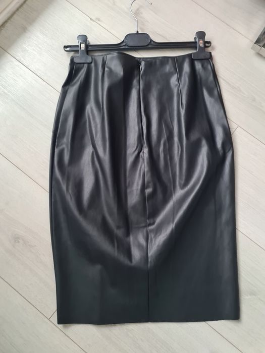 Fusta piele neagra cu slit
