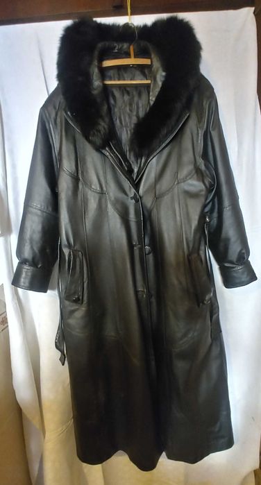 Продам женский кожанный площ в хорошем состоянии. Торг уместен