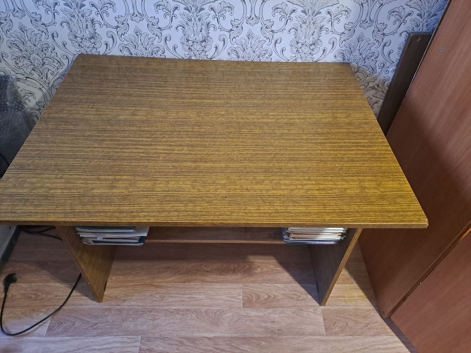 Стол продам лакированный