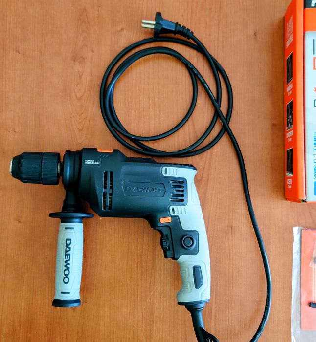 Сет от 2 бормашини, цена за двете: НОВА Бормашина Bosch Universal Impact 700W в куфар и Daewoo 750 вата DAID Impactdrill 750L
