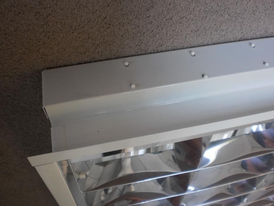 Продавам луминисцентно осветително тяло с корпус от бяла ламарина за в