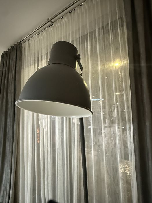 Lampadar negru cu interior alb