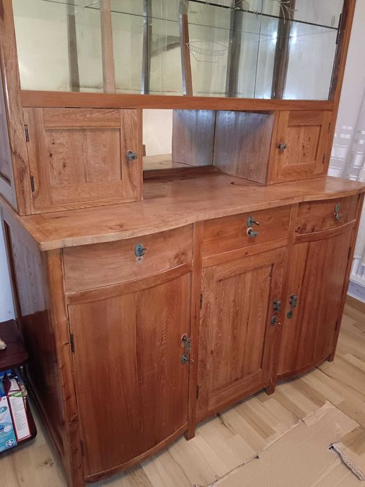 BUFET DIN LEMN DE NUC, vechime 60 de ani, stare perfecta.