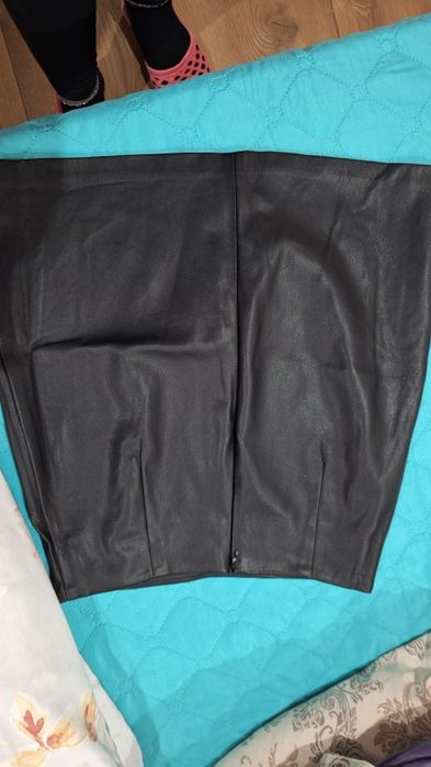 Пола черна кожена