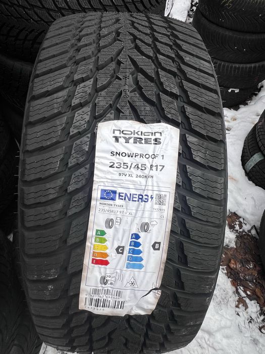 235 45 17 Nokian Snowproof 1 / Vulcanizare Non Stop