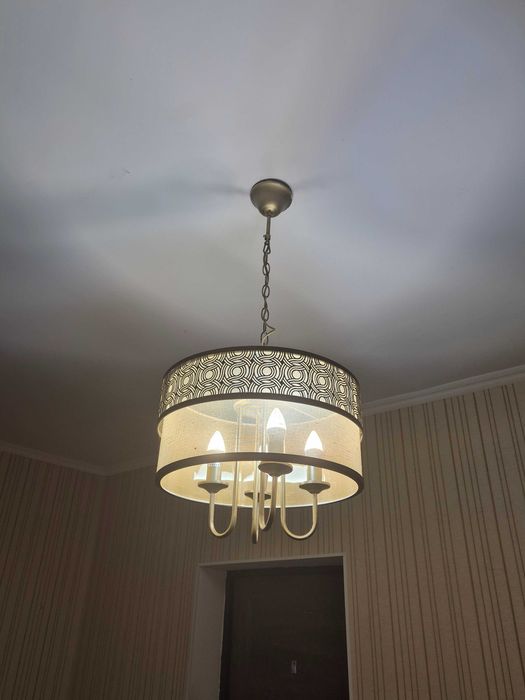 Продается люстра в прихожую в отличном состоянии