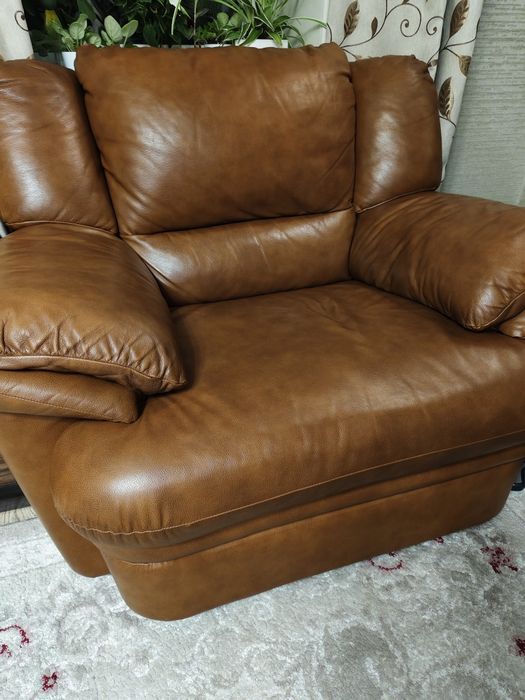 Продается диван кожаный и кресло