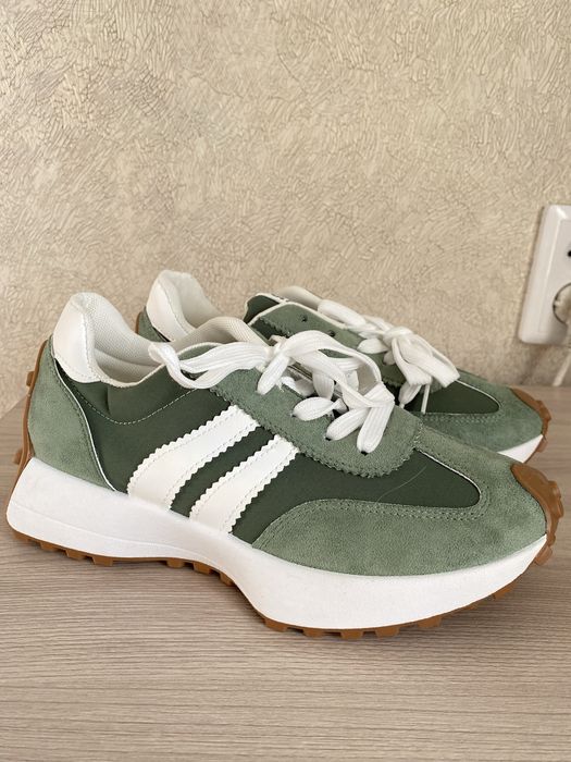 Продам кроссовки новые