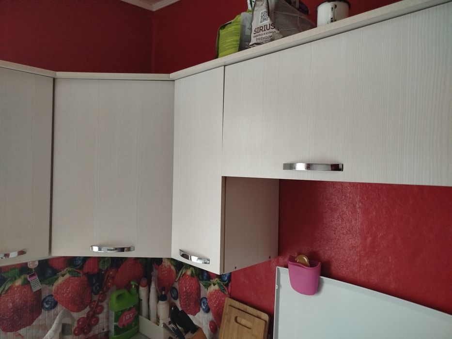 Кухонные шкафы и стол + табуретки (4шт)