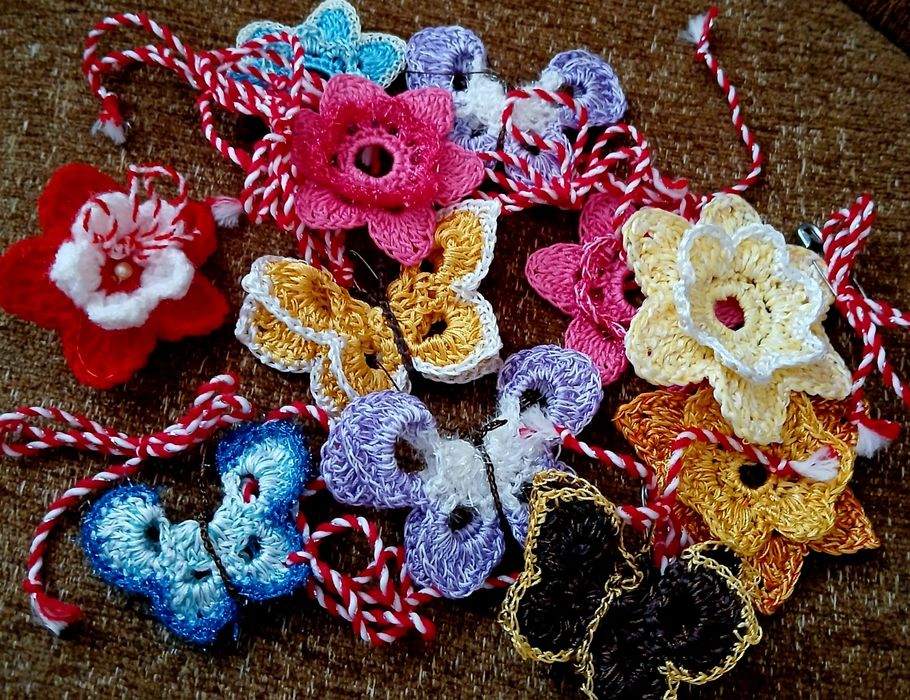 Мартеници на една кука