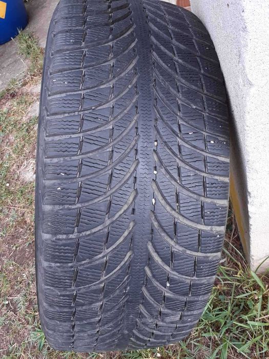 Продавам четири броя зимни гуми 235/55R18