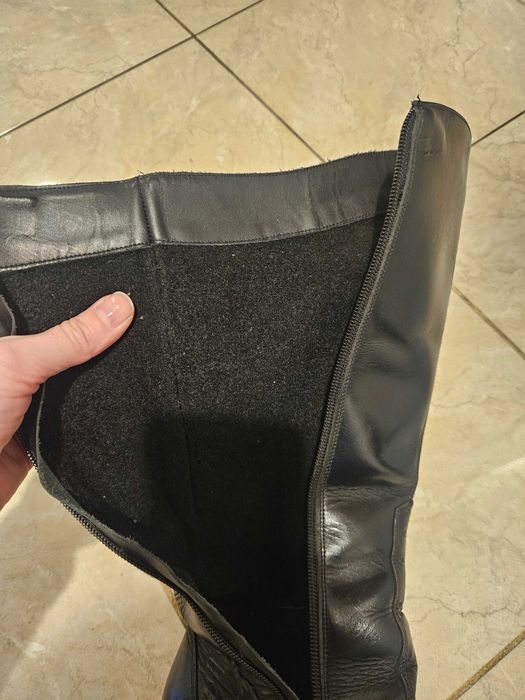 Cizme negre de piele