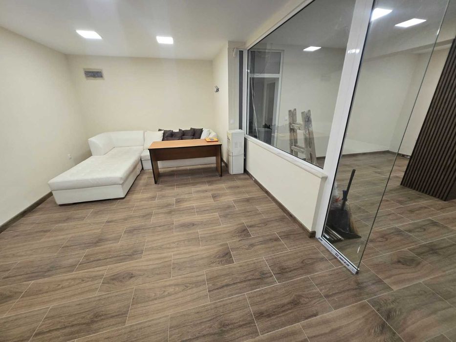 Дава се под наем Офис в Варна, Гранд Мол Варна - 100 кв.м за 747.66 € - Снимка #1