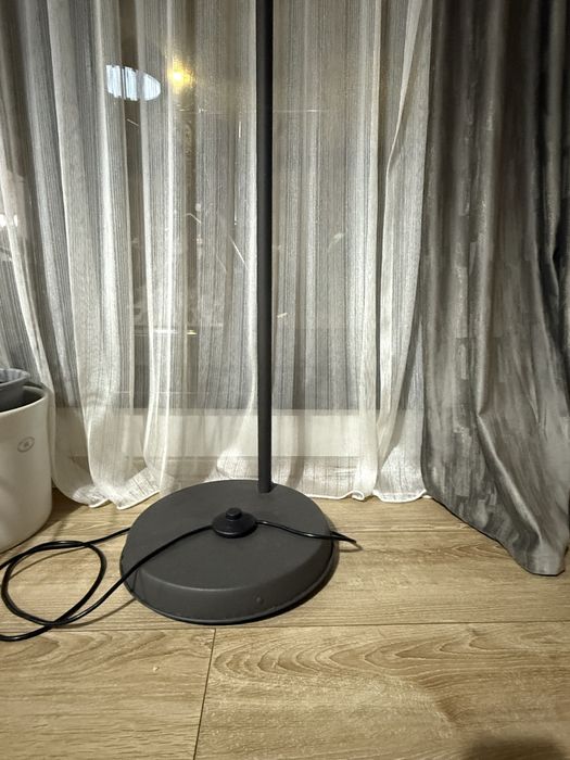 Lampadar negru cu interior alb