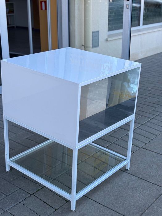 Шкаф/маса с огледална повърхност