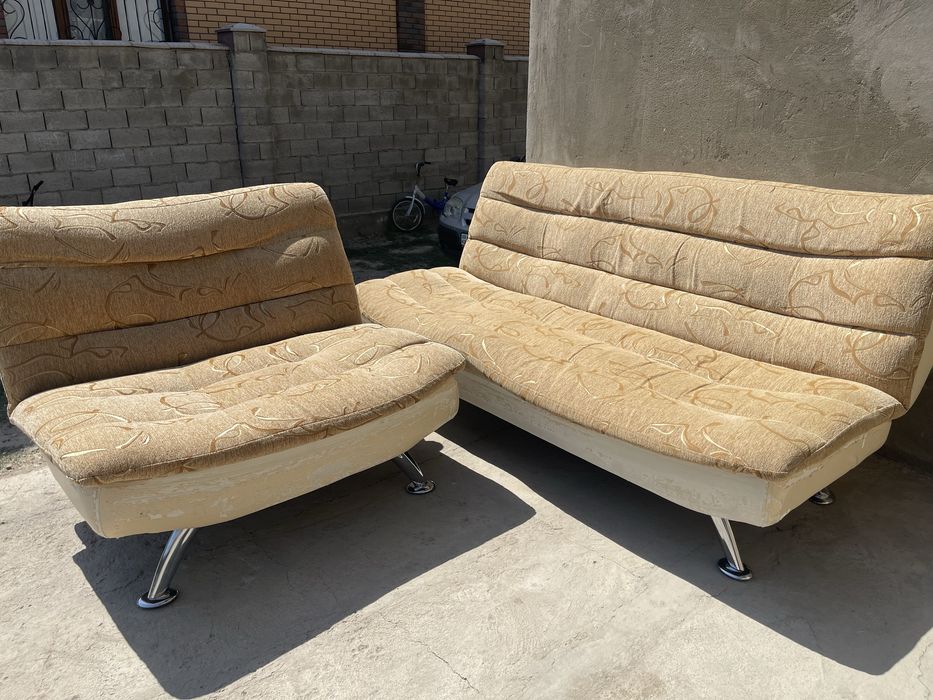 Диван с двумя креслами