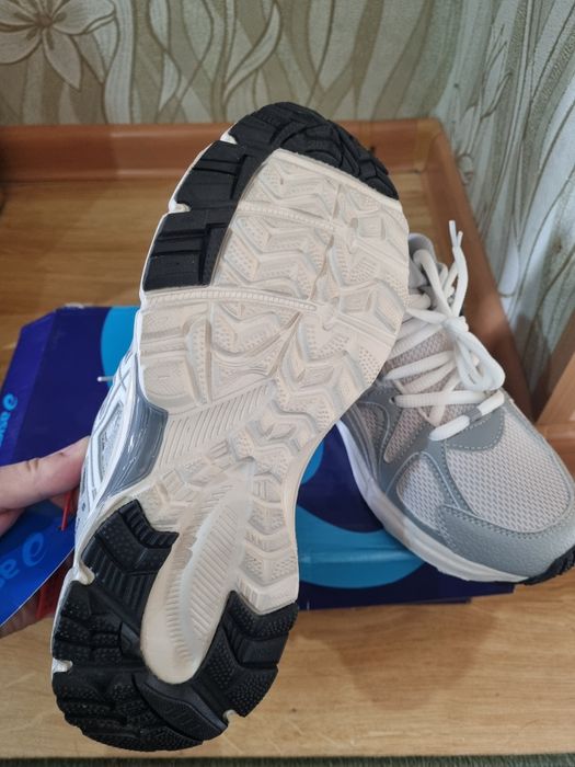 Продам Новые кроссовки