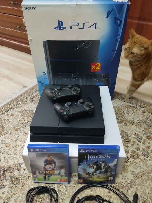 Продам PS4 состояние отличное