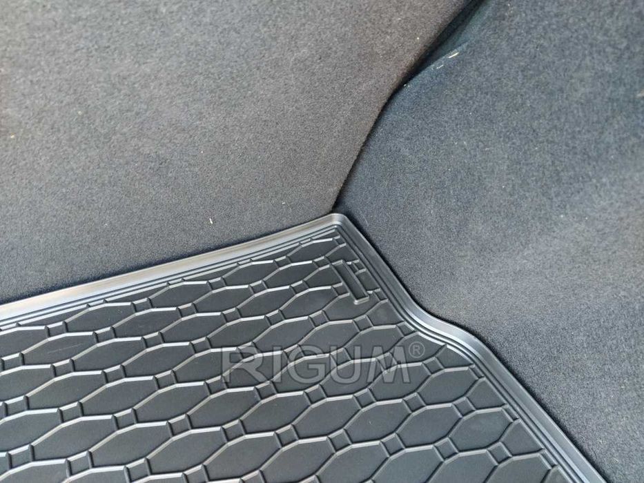 Гумени стелки или багажник RENAULT MEGANE III 3 от 2006 до 2015г.