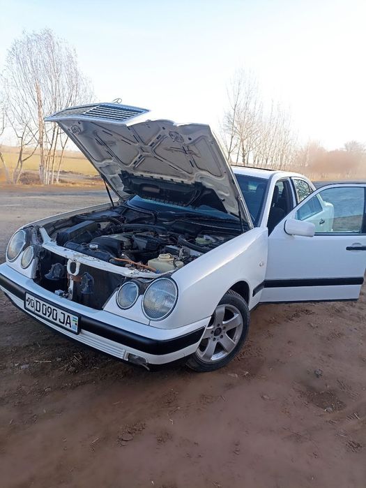 Marcedes-Benz. E200.