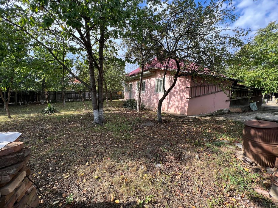 Vand casa cu teren 1500 m2 - toate utilitatile