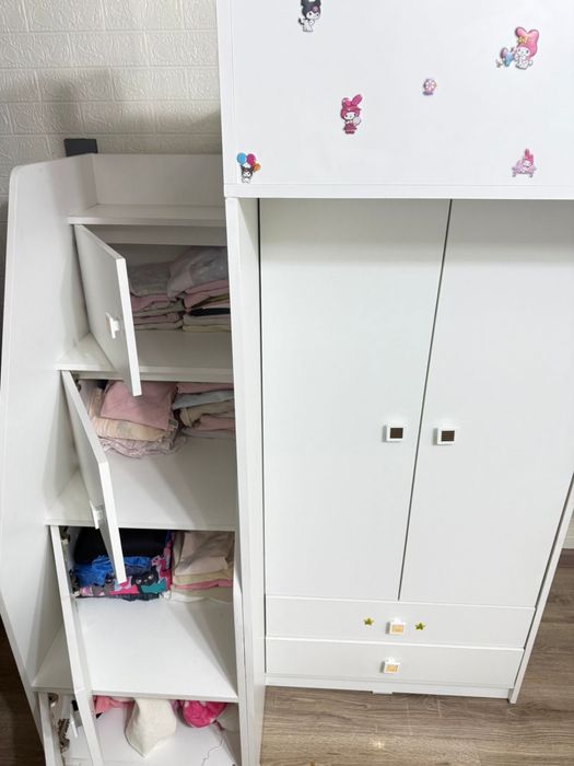 Продам детскую кровать шкаф стол с матрасом.