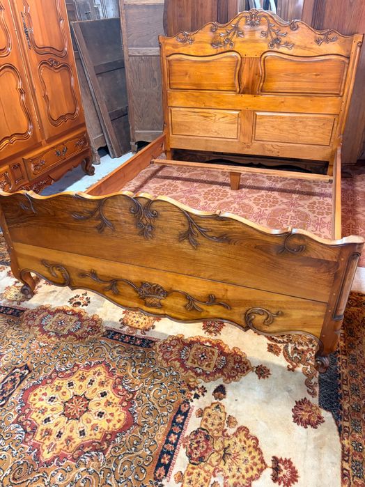 Масивно орехово легло, спалня.