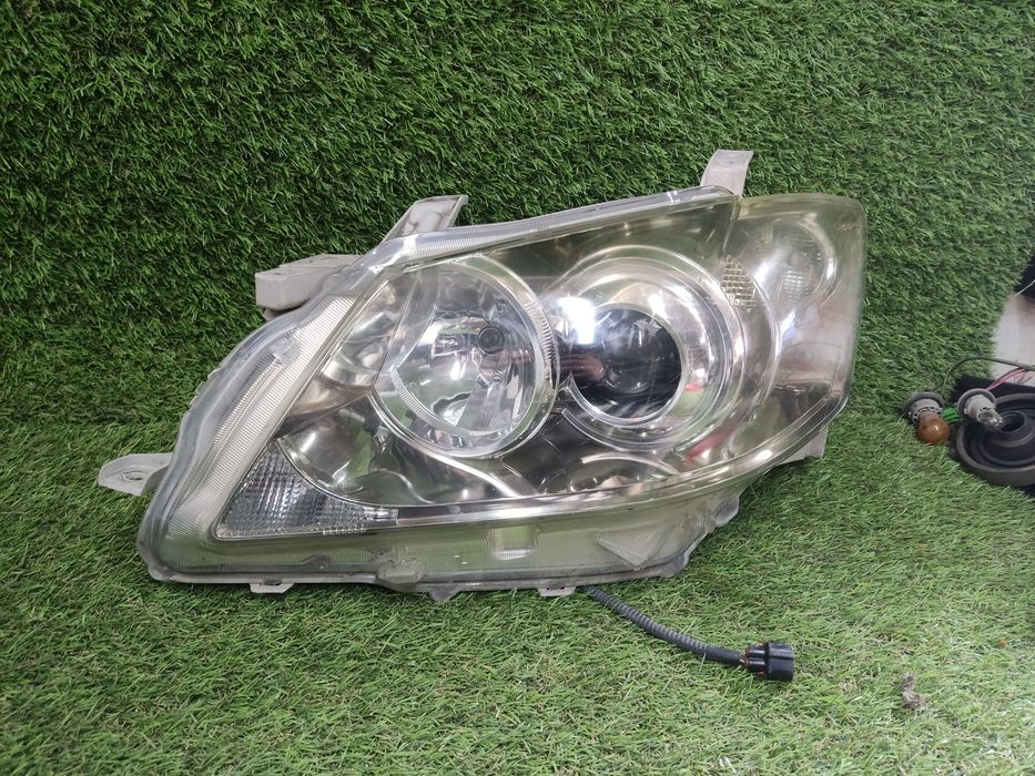 Фара левая Toyota aurion